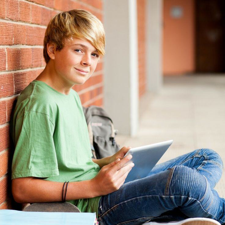 kid using tablet